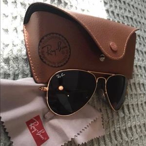 Women’s Ray-Bans aviator classic. Like new